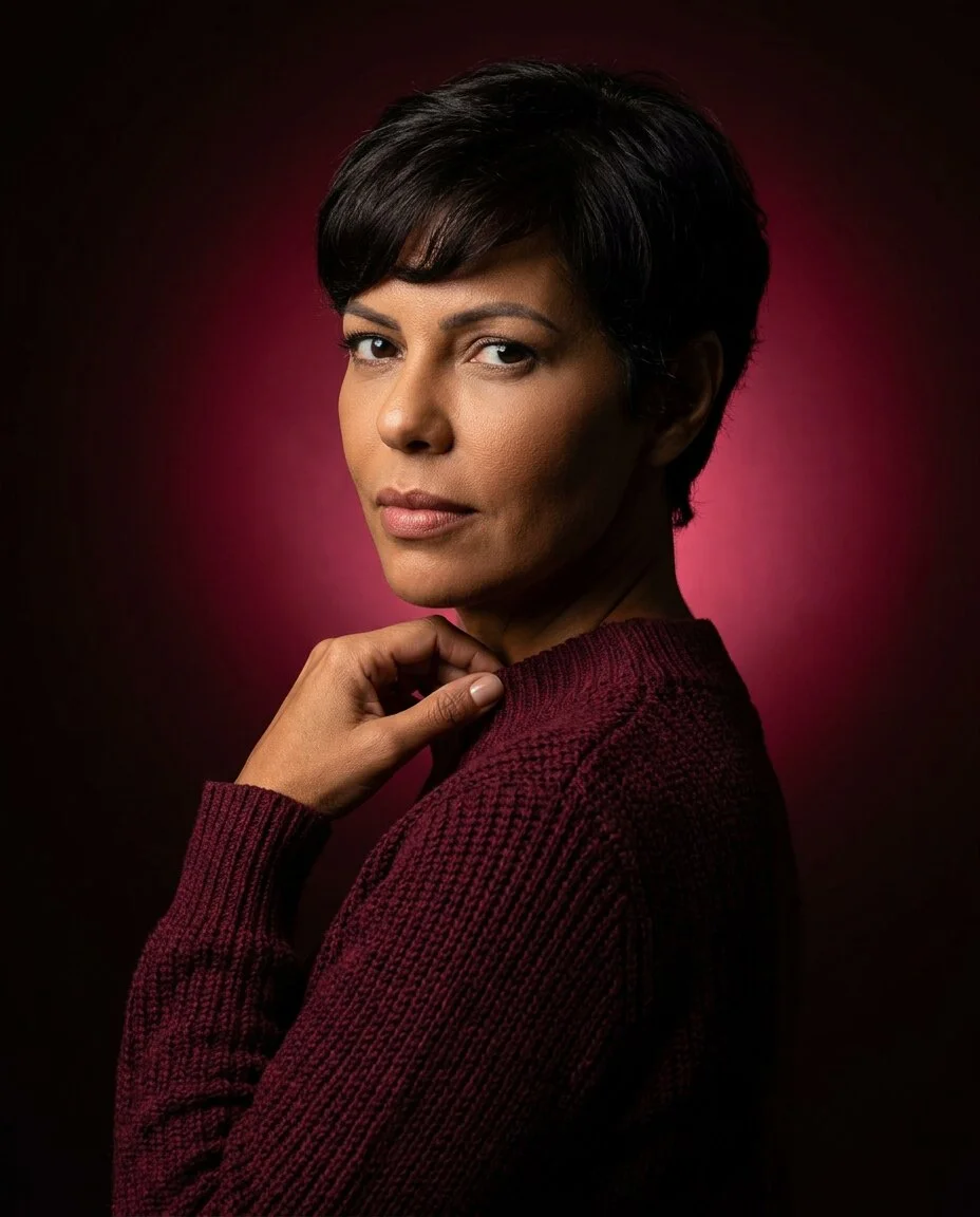 Drª Marcela Rodrigues — retrato em estúdio com iluminação dramática
